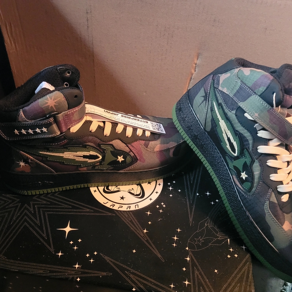 Mens size 45 Enterprise Japan mid sneakers.